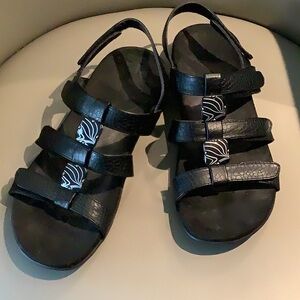 VIONIC    BLACK SANDALS….SIZE 7
